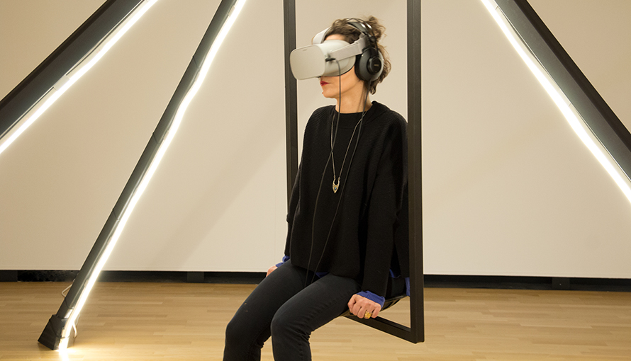 Anordning med hängande stol där lyssnaren använder VR glasögon.