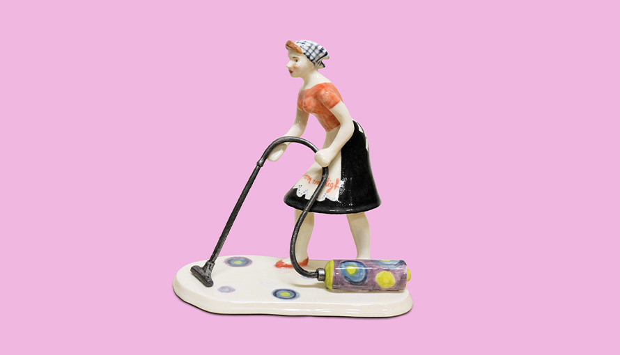 figurin av kvinna som dammsuger mot rosa bakgrund