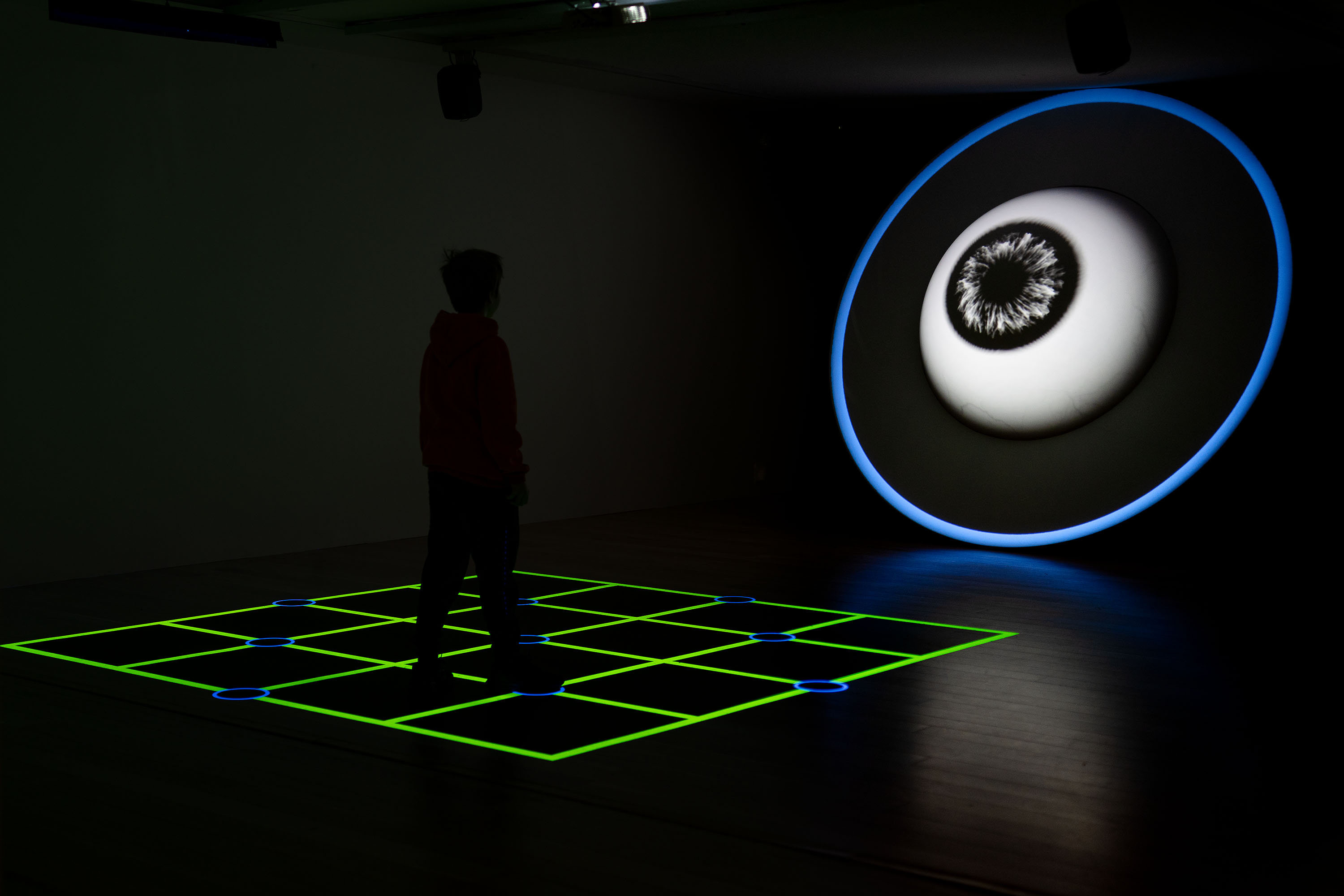 rum med multimedia skulptur i form av ett stort animerat öga