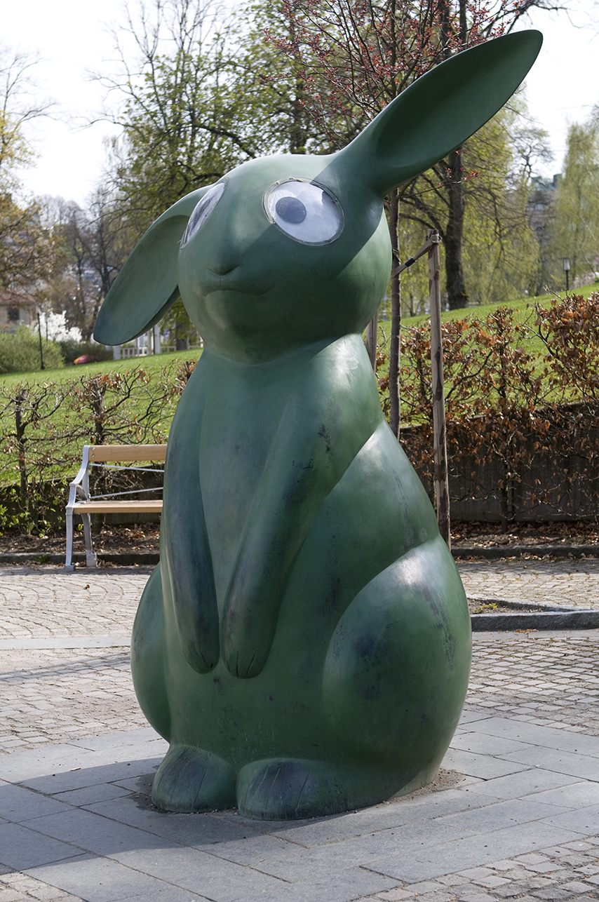 Skulptur av stor, grön kanin.