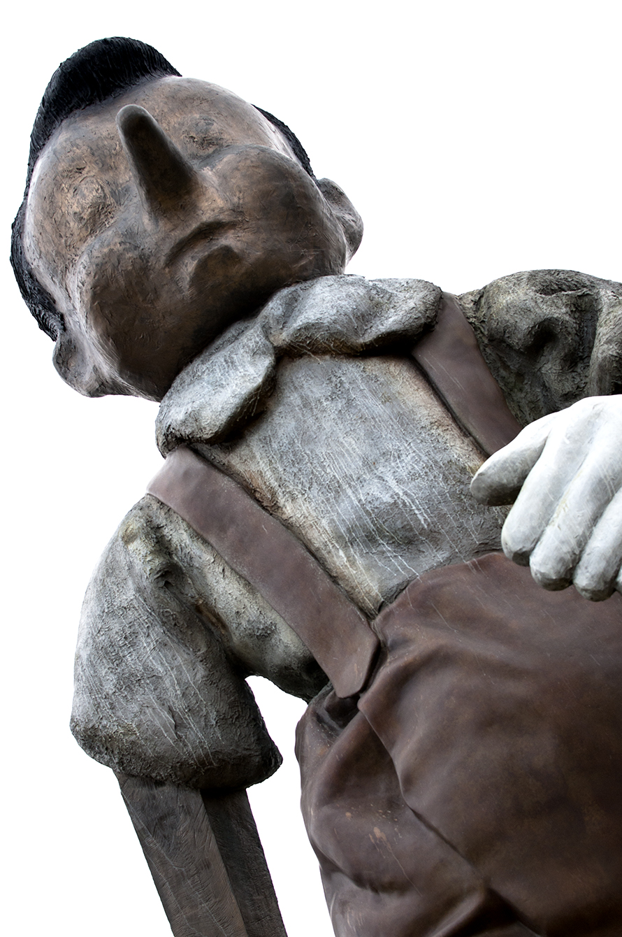 bild av en stor skulptur föreställande Pinocchio 