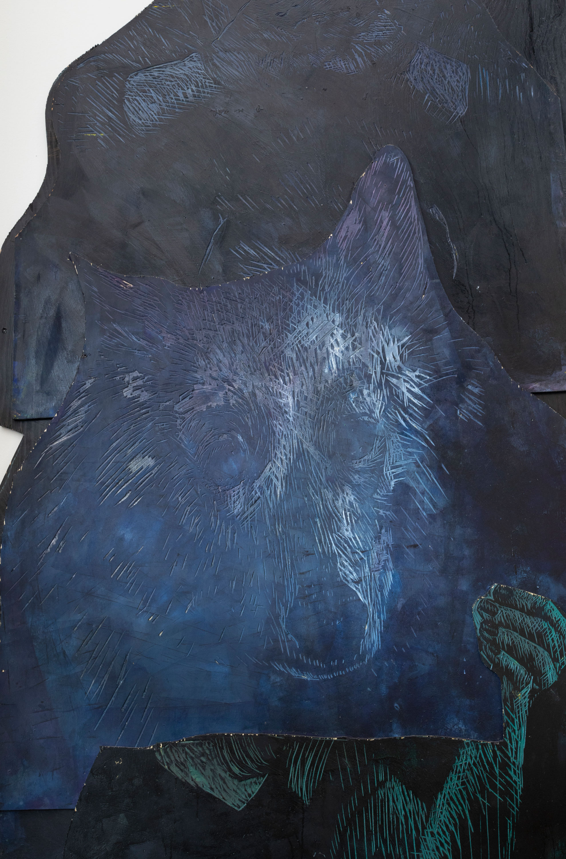 detalj av konstverk med blåmålade träskivor med en tecknad hund 