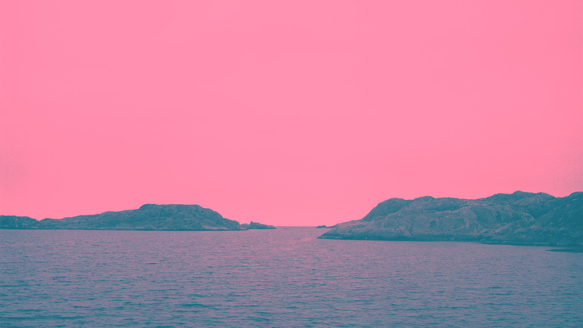 foto av horisont mot hav med manipulerade färger till rosa himmel och lila hav