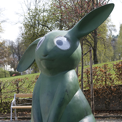 3 meter hög, grön kaninskulptur.