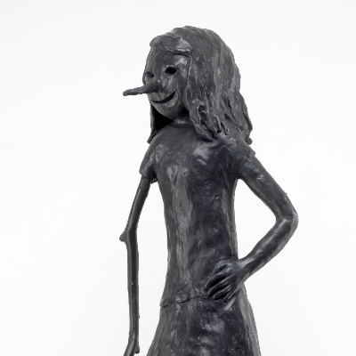 Bronsskulptur med svart patinering av en kvinnlig varelse.