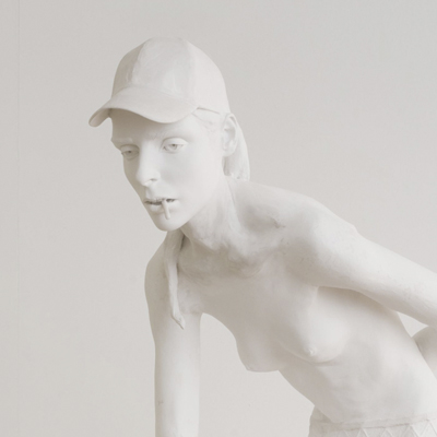 Skulptur i frigolit täckt med plast av kvinna i kaxig pose. 