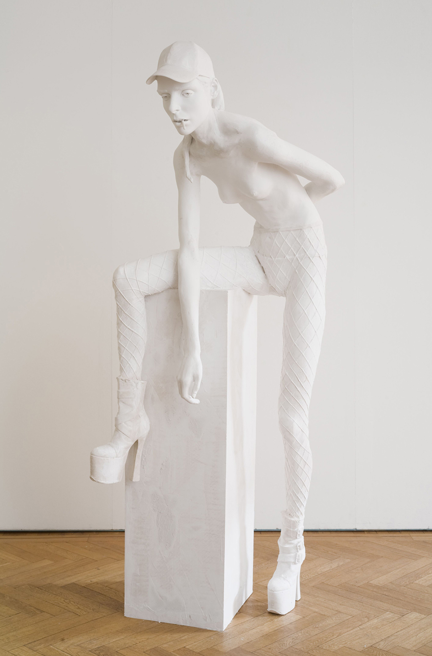Skulptur i frigolit täckt med plast av kvinna i kaxig pose.