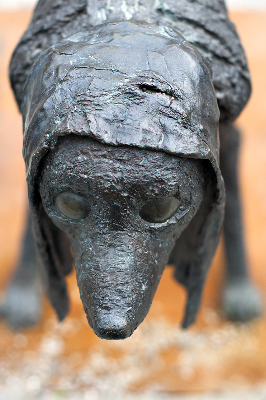 En meter hög bronsskulptur, en tvåbent hund.