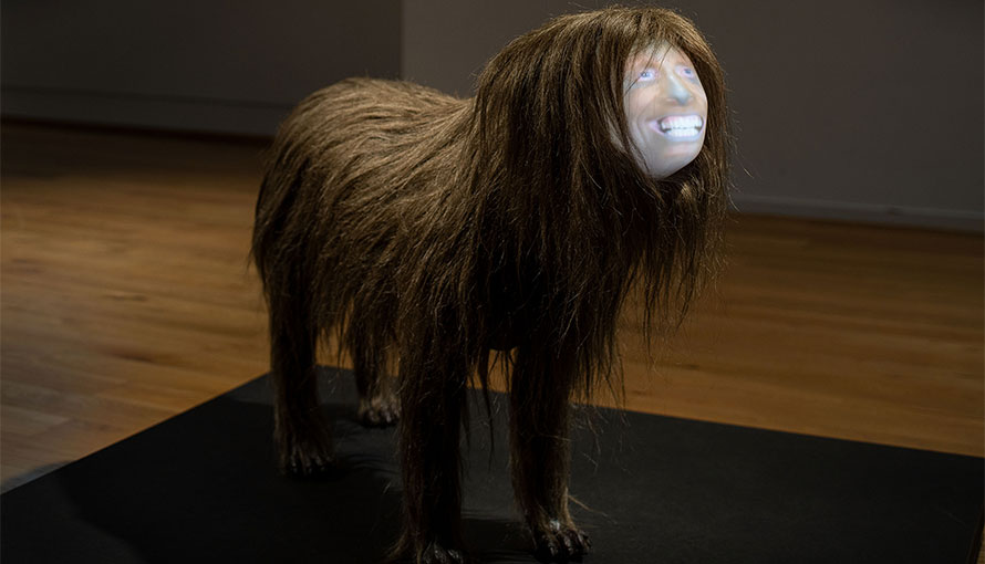 foto av skulptur av en hund med människoansikte
