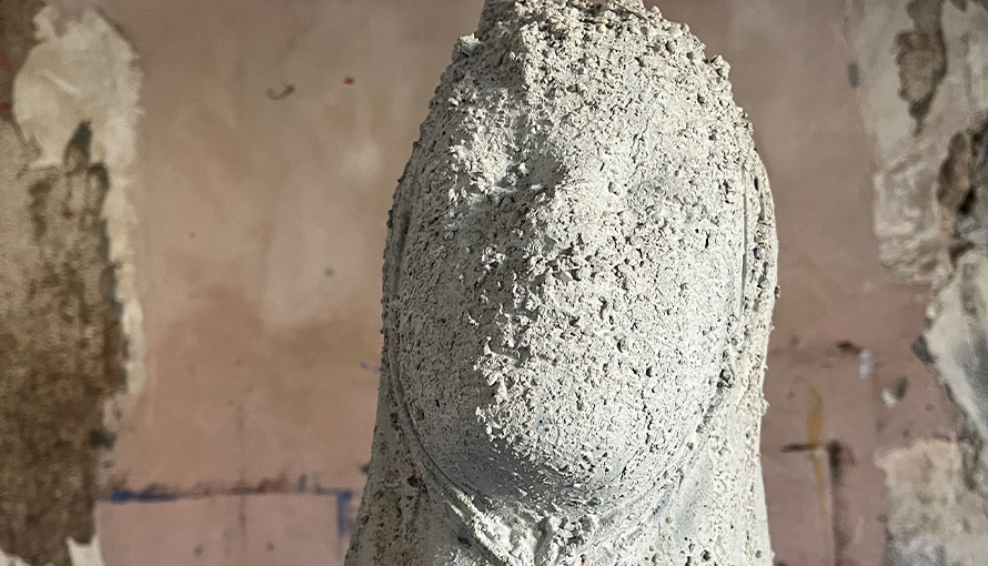 betongskulptur av person med slöja