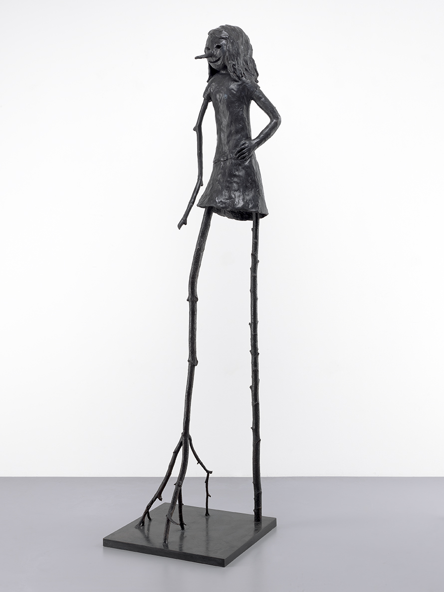 Bronsskulptur med svart patinering av en kvinnlig varelse.