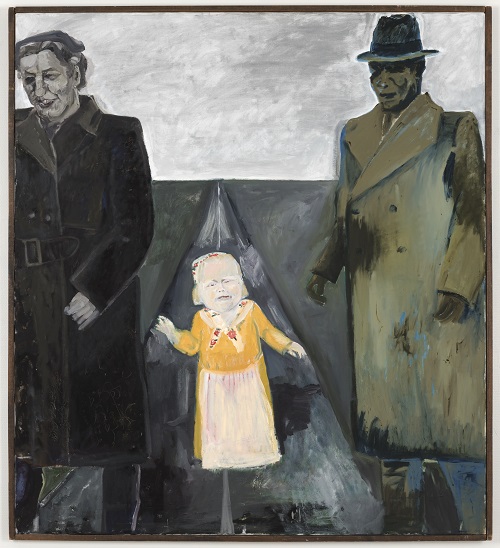Tavla som visar ett målat motiv av två mörka vuxna gestalter och ett barn i mitten med gula ljusa färger
