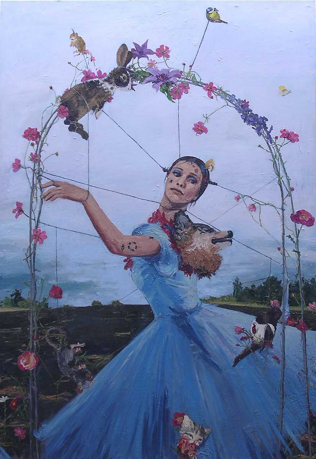 Tavla med måleri föreställande en kvinna dansande genom en portal dekorerad av blommor och döda djur