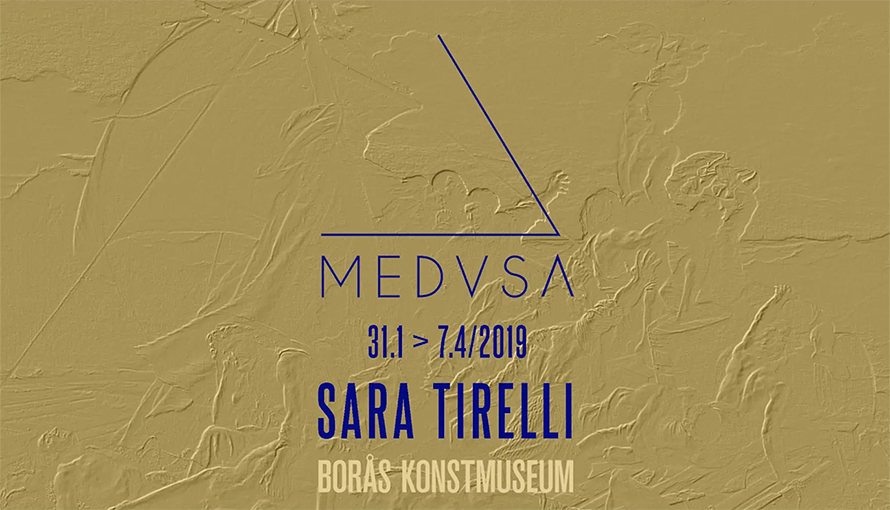 Blå text på guldbakgrund, Sara Tirelli, Medusa.