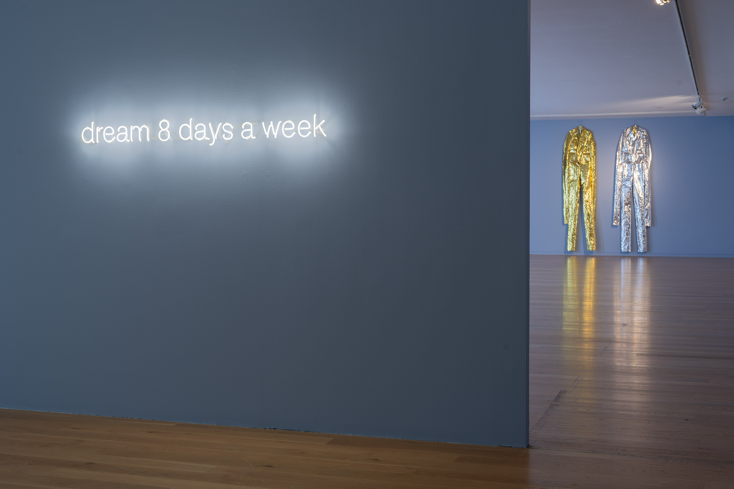 Neonskylt med texten "dream 8 days a week".