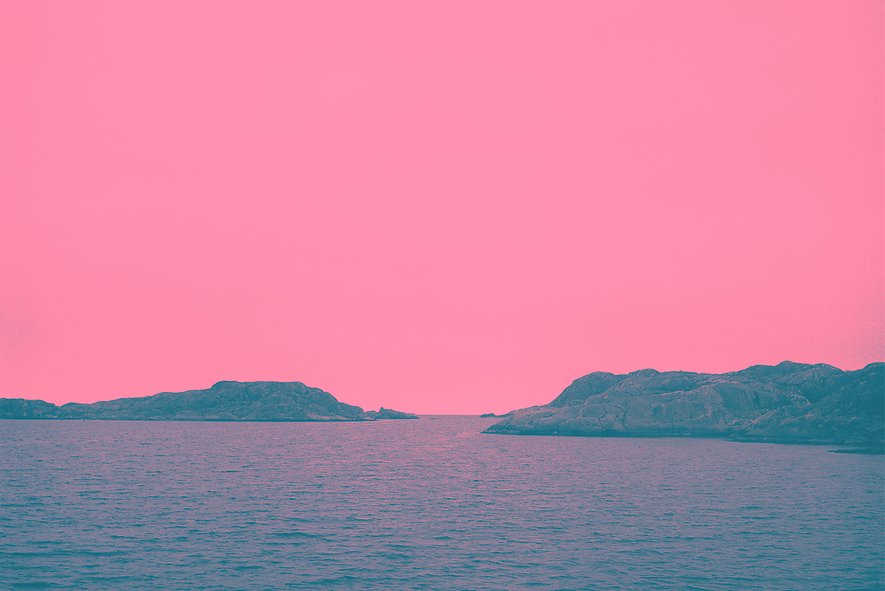 foto av en horisont mot hav med manipulerade färger i rosa och lila